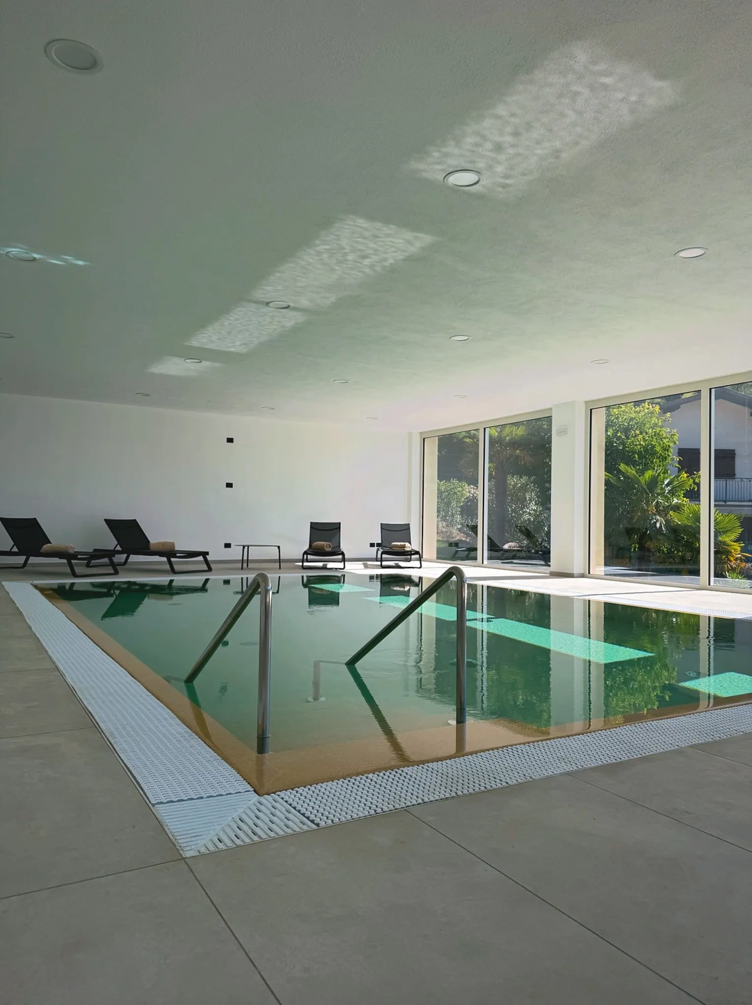 Indoor pool with loungers – overview