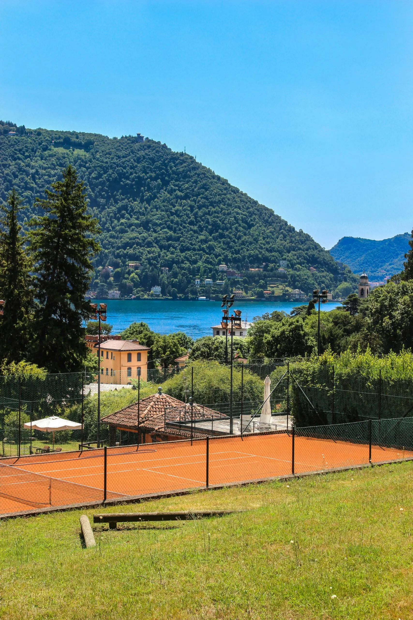 Tennisplatz mit Blick auf den Gardasee